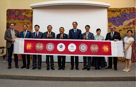 “絲路綺粲—中國絲綢藝術(shù)展”開幕式在匈牙利首都布達(dá)佩斯舉行。布達(dá)佩斯中國文化中心供圖