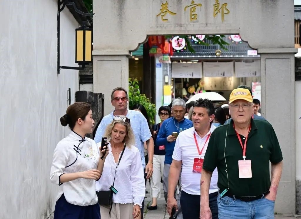 △2023年6月27日，“鼓嶺之友”部分成員和中美各界人士在福建福州南后街三坊七巷參觀訪問。