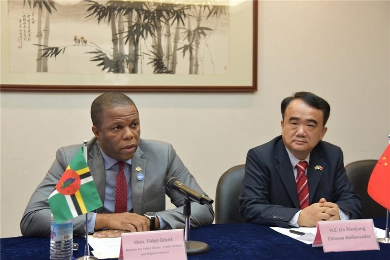 多公共工程部部長格蘭特（左一）向與會記者介紹赴華參會情況。駐多米尼克使館供圖