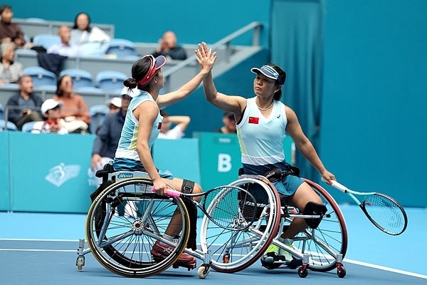10月25日，杭州亞殘運(yùn)會(huì)輪椅網(wǎng)球女雙決賽，中國(guó)組合朱珍珍(右)/郭珞瑤慶祝得分。人民網(wǎng)記者 胡雪蓉?cái)z