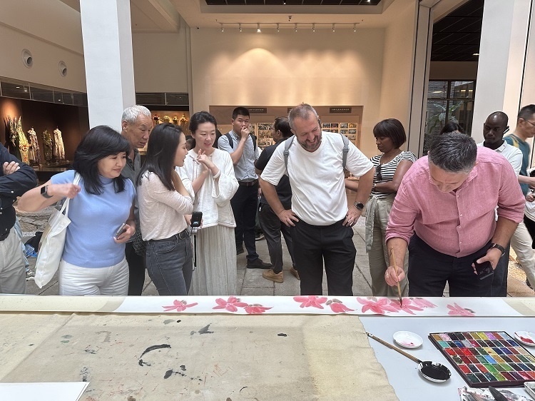 首屆國(guó)際傳播“絲路獎(jiǎng)”獲獎(jiǎng)代表等在廣州市荔灣區(qū)永慶坊參加文化交流活動(dòng)。楊爍壁、王燕攝影報(bào)道