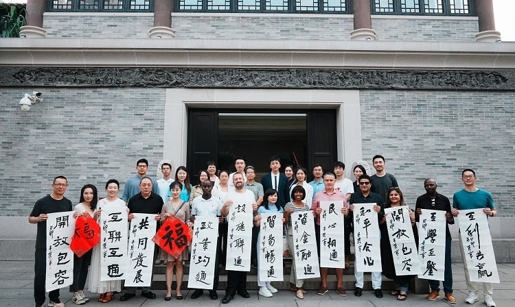 首屆國(guó)際傳播“絲路獎(jiǎng)”獲獎(jiǎng)代表等在廣州市荔灣區(qū)永慶坊參加文化交流活動(dòng)。楊爍壁、王燕攝影報(bào)道