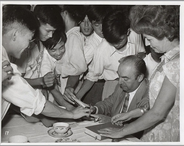 諾貝爾文學獎得主巴勃羅·聶魯達與中國青年在一起（資料圖片）。中國美術館供圖