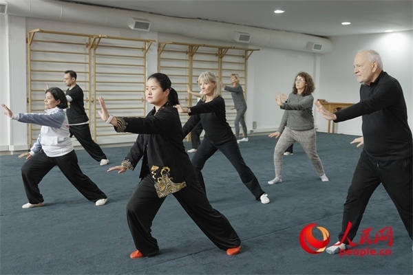 阿根廷武術俱樂部協(xié)會副會長陳敏正在教學。人民網記者 張若涵攝