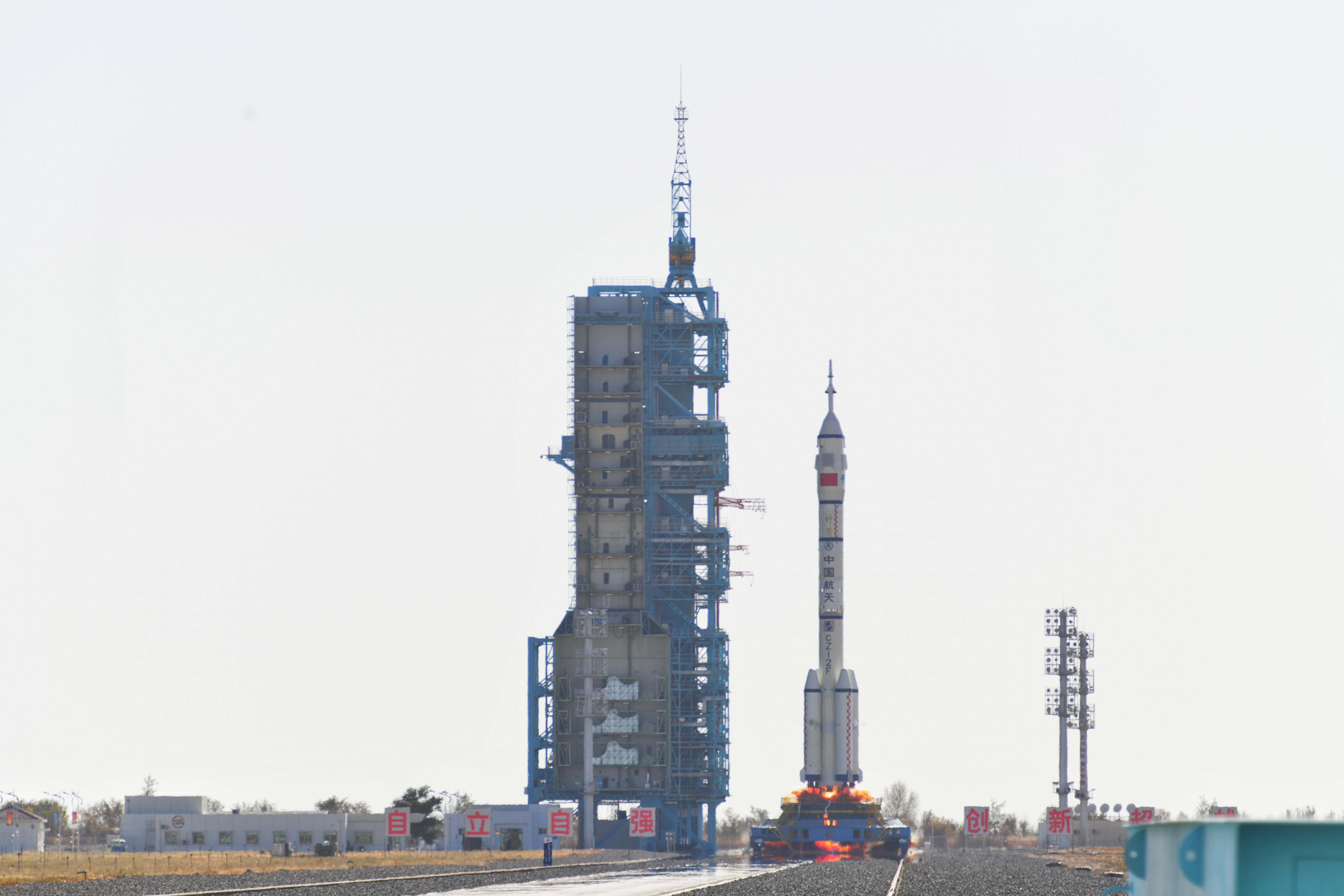 神舟十七號(hào)載人飛船發(fā)射升空震撼瞬間。人民網(wǎng) 張啟川攝