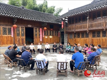 花垣縣石欄鎮(zhèn)朋巖村的院壩會。人民網 周靜圓攝