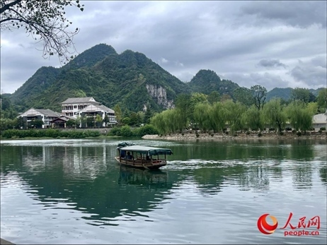 秋日的邊城鎮(zhèn)，青山滴翠、碧水含情。人民網 周靜圓攝