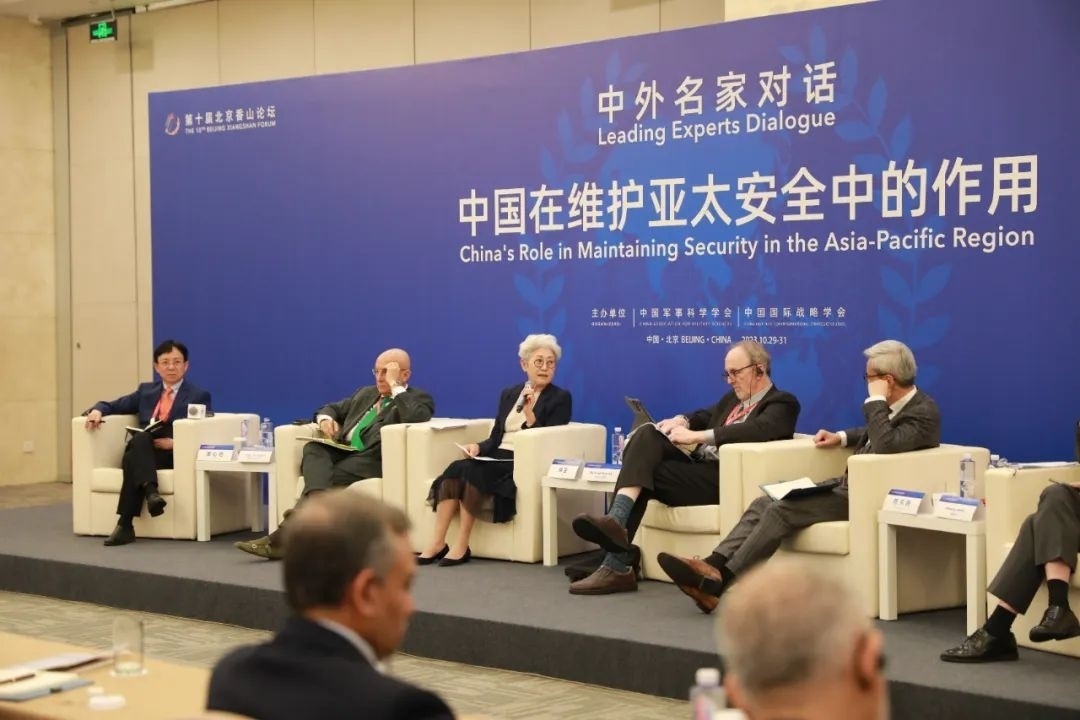 傅瑩（左三）反駁邁克爾·史文（左四）。斯基攝