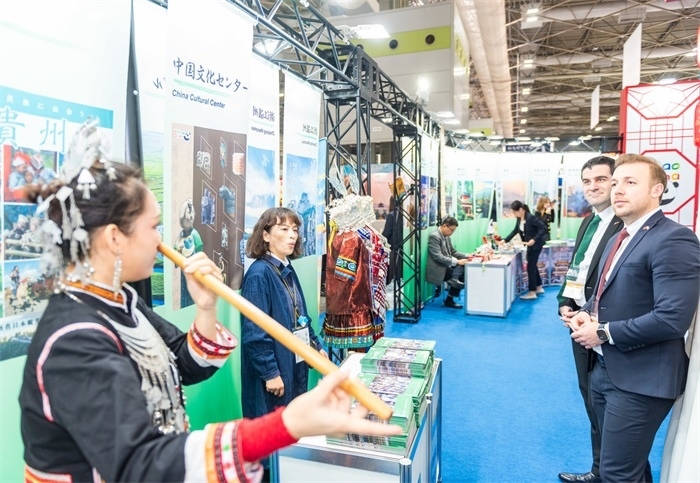 日本國際旅游博覽會中國展館的黎族非遺項目“鼻簫”表演。圖片由中國駐東京旅游辦事處提供