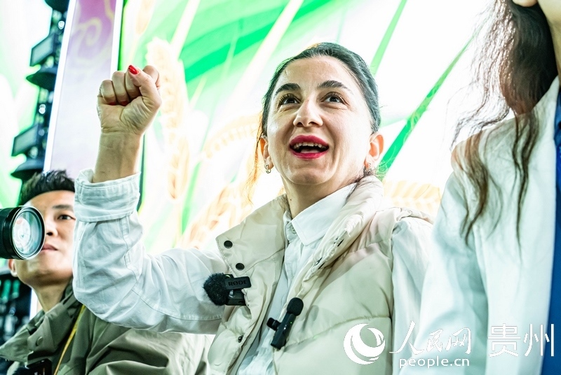 外媒記者在現(xiàn)場(chǎng)吶喊助威。人民網(wǎng) 陽茜攝