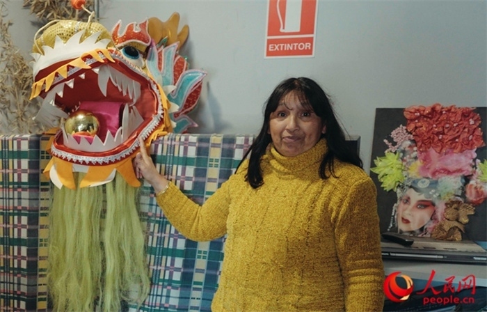 “熊貓閱覽室”一角。盧漢·梅洛為記者展示大使館贈送的龍頭。人民網(wǎng)記者 張若涵攝