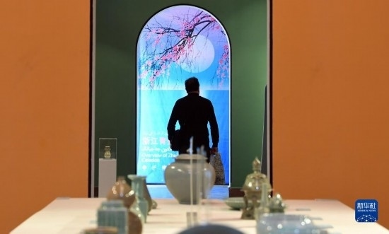 10月30日，人們在伊朗德黑蘭伊朗國家藝術(shù)科學(xué)院觀看展出的展品。新華社記者 沙達提 攝