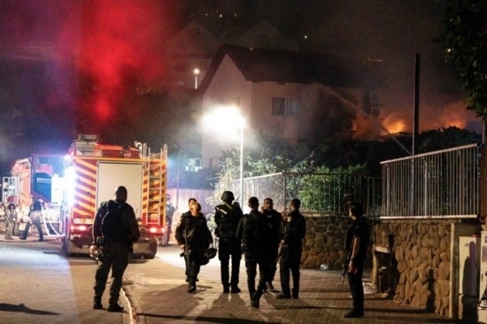  10月29日，在以色列北部城市謝莫納，以軍士兵和急救人員在一處被火箭彈擊中的現(xiàn)場(chǎng)執(zhí)勤。新華社發(fā)（阿亞爾·馬爾戈林?jǐn)z/基尼圖片社）