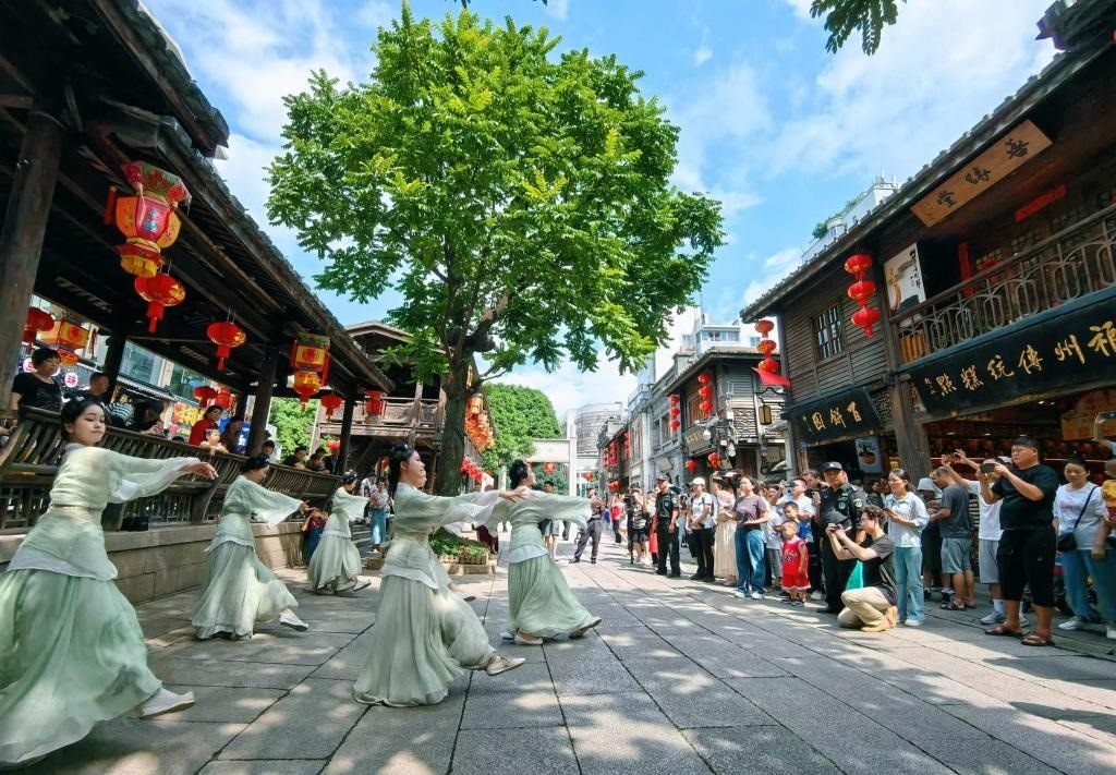 國慶節(jié)期間，福州市三坊七巷歷史文化街區(qū)上演《尋夢閩都》快閃。新華社發(fā)
