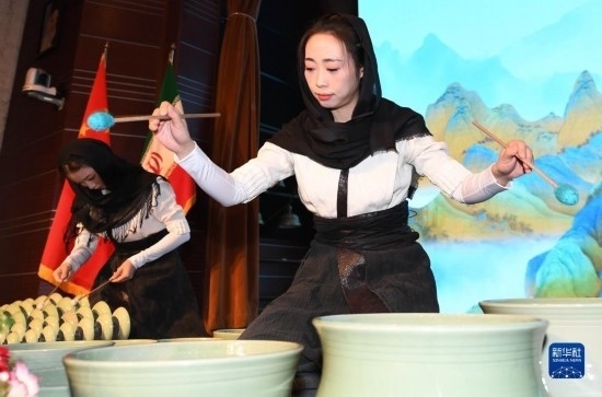 10月30日，演員在伊朗德黑蘭伊朗國家藝術(shù)科學(xué)院舉行的“青風(fēng)海上來”浙江青瓷巡禮開幕式暨“萬象中國·天下寧波”寧波文旅推介會開幕式上表演。新華社記者 沙達提 攝