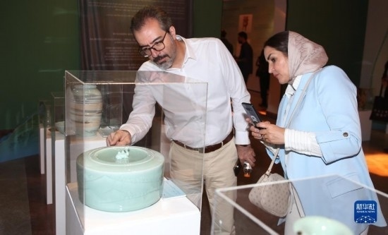 10月30日，人們在伊朗德黑蘭伊朗國家藝術(shù)科學(xué)院觀看展出的展品。新華社記者 沙達提 攝