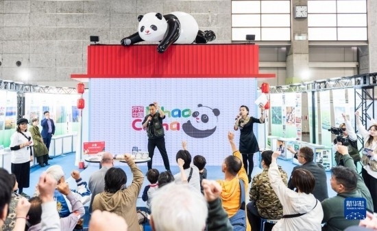  10月29日，游客在日本大阪國(guó)際會(huì)展中心中國(guó)館參與中國(guó)旅游知識(shí)問(wèn)答活動(dòng)。新華社發(fā)（中國(guó)駐大阪旅游辦事處供圖）