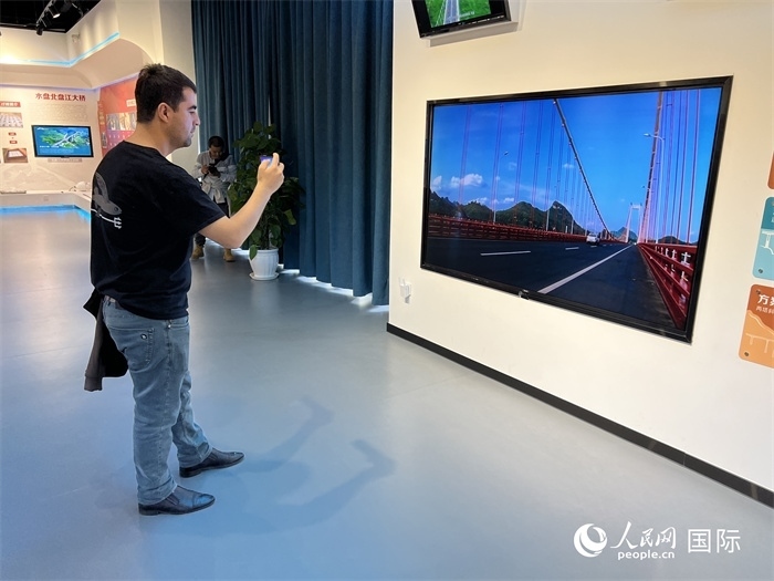 歐亞國家記者在橋梁博物館參觀。（人民網(wǎng) 花放攝）