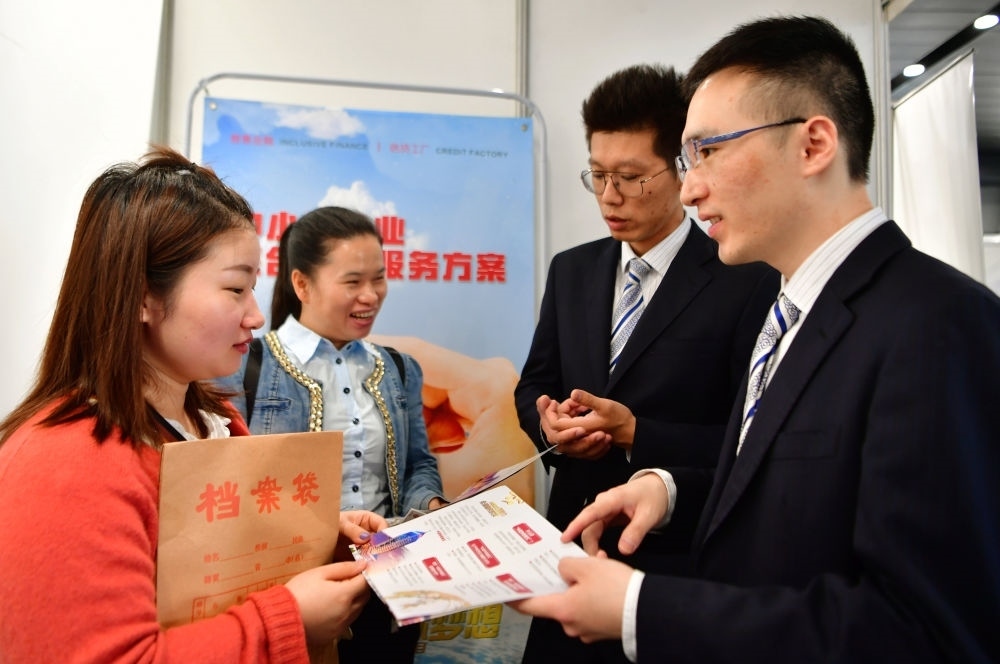 2019年5月9日，兩名鞋業(yè)公司的工作人員（左一和左二）向銀行工作人員咨詢(xún)中小微企業(yè)金融服務(wù)方案細(xì)則。當(dāng)日，福建自貿(mào)區(qū)福州片區(qū)稅企銀三方對(duì)接會(huì)在馬尾基金小鎮(zhèn)舉辦，來(lái)自傳統(tǒng)制造業(yè)、物聯(lián)網(wǎng)和電子商務(wù)等行業(yè)的企業(yè)代表參加對(duì)接會(huì)。新華社記者 魏培全 攝