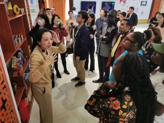 2023“一帶一路”媒體合作論壇聯(lián)合采訪團(tuán)參觀仁和863科技園產(chǎn)品展示區(qū)。（本報(bào)記者 黃超攝）