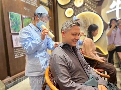  （外媒記者體驗(yàn)艾灸。中國(guó)經(jīng)濟(jì)周刊記者 郭志強(qiáng) 攝）