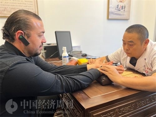  （外媒記者走進(jìn)中醫(yī)堂，問(wèn)診中醫(yī)名師。中國(guó)經(jīng)濟(jì)周刊記者 郭志強(qiáng)攝）
