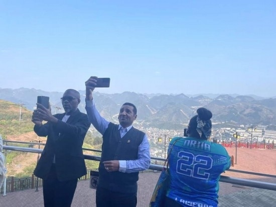 外媒記者在天釀景區(qū)拍照留念。本報(bào)記者葉子攝