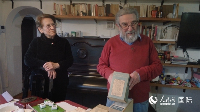 艾麗西亞·奧夫雷貢（左）和馬里奧·帕佐斯向記者展示家中收藏的西班牙語版《紅樓夢》。人民網(wǎng)記者 張若涵攝