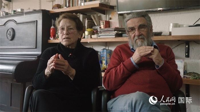 艾麗西亞·奧夫雷貢（左）和馬里奧·帕佐斯接受人民網(wǎng)專訪。人民網(wǎng)記者 張若涵攝