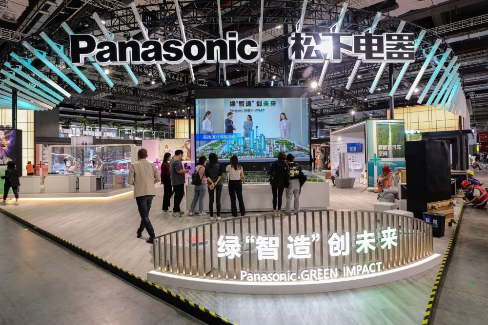 2023年11月2日，工作人員在進(jìn)博會(huì)松下電器展位做準(zhǔn)備工作。新華社記者 辛夢(mèng)晨 攝