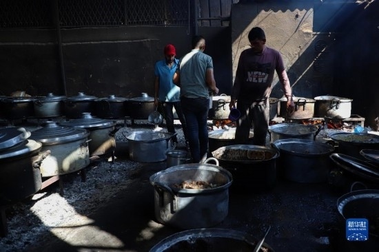 11月3日，在加沙地帶南部城市拉法，人們在煤氣中斷后用柴火做飯。新華社發(fā)（里澤克·阿卜杜勒賈瓦德攝）