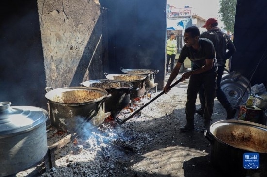11月3日，在加沙地帶南部城市拉法，人們在煤氣中斷后用柴火做飯。新華社發(fā)（里澤克·阿卜杜勒賈瓦德攝）