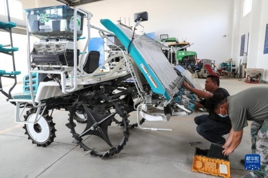 11月4日，技術(shù)員在南通市通州區(qū)十總鎮(zhèn)育民村農(nóng)場(chǎng)保養(yǎng)無(wú)人插秧機(jī)設(shè)備。