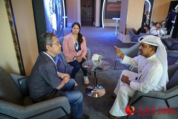 人民網(wǎng)記者采訪迪拜創(chuàng)新企業(yè)家索萊曼·里法伊（右一），索萊曼表示期待加強(qiáng)與中方合作。人民網(wǎng) 塔里克·易卜拉欣 攝