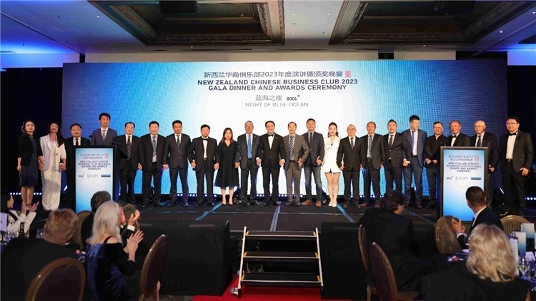 新西蘭華商聯(lián)合總會首批會員代表上臺亮相。攝影：張凱