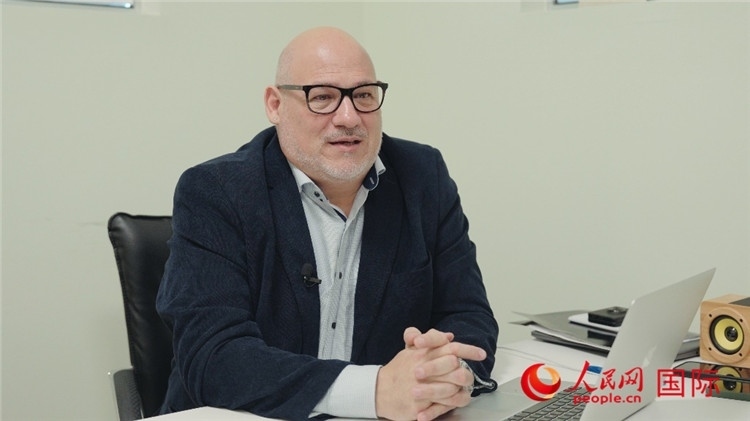 烏拉圭《共和國報》總編輯胡安·布蘭卡接受人民網(wǎng)專訪。人民網(wǎng)記者 張若涵攝