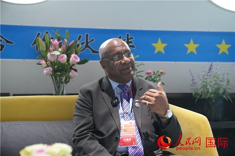 斐濟(jì)副總理兼貿(mào)易部長卡米卡米加談參加進(jìn)博會感受。人民網(wǎng)記者 吳超嵐攝