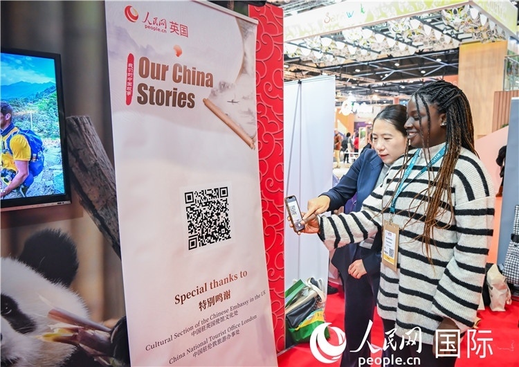 觀眾掃碼《我們的中國故事》系列視頻。人民網(wǎng) 郭錦標攝