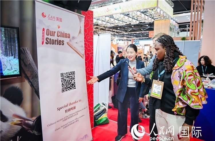 觀眾掃碼《我們的中國故事》系列視頻。人民網(wǎng) 郭錦標攝