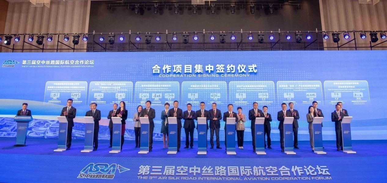 圖為7個(gè)國(guó)內(nèi)外合作項(xiàng)目現(xiàn)場(chǎng)簽約。人民網(wǎng)記者 唐宋攝