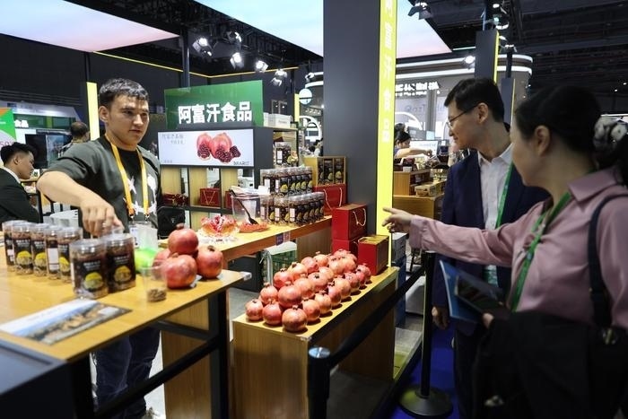 11月6日，在第六屆進(jìn)博會食品及農(nóng)產(chǎn)品展區(qū)，阿富汗食品吸引參展人員。