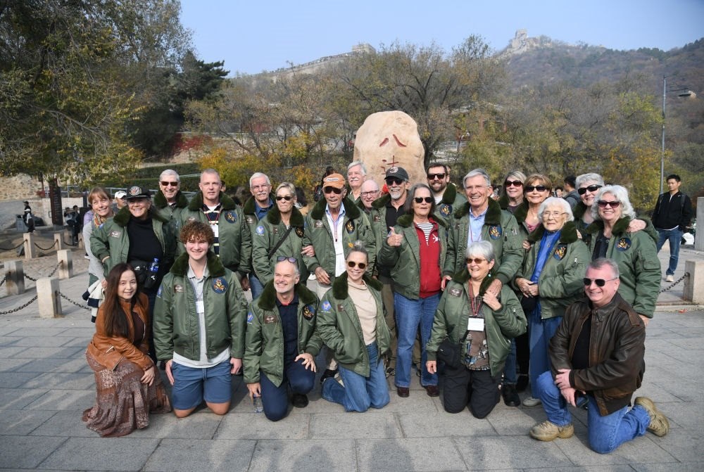 2023年10月29日，飛虎隊(duì)老兵莫耶一行人在北京八達(dá)嶺長(zhǎng)城合影留念。當(dāng)日，美中航空遺產(chǎn)基金會(huì)訪華代表團(tuán)成員陸續(xù)抵達(dá)北京。新華社記者 任超 攝