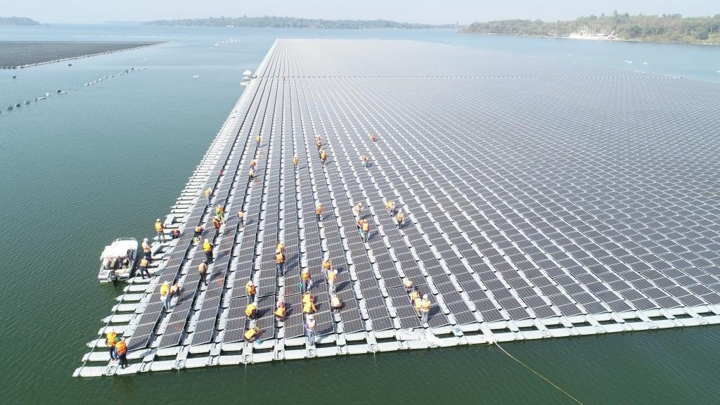 2021年1月23日，施工人員檢查泰國(guó)烏汶府詩(shī)琳通大壩綜合浮體光伏項(xiàng)目的太陽(yáng)能板安裝情況。新華社發(fā)（泰國(guó)國(guó)家電力局項(xiàng)目組供圖）
