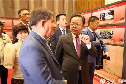 論壇期間配套舉行“‘?dāng)[脫貧困之路’——寧德扶貧開(kāi)發(fā)圖片展”。人民網(wǎng)記者樊帆 攝