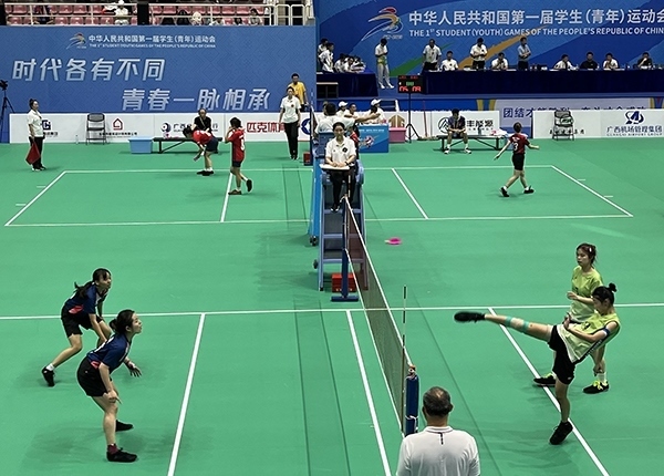 11月11日，第一屆全國(guó)學(xué)生（青年）運(yùn)動(dòng)會(huì)毽球（校園組）比賽現(xiàn)場(chǎng)。人民網(wǎng)記者 歐興榮攝