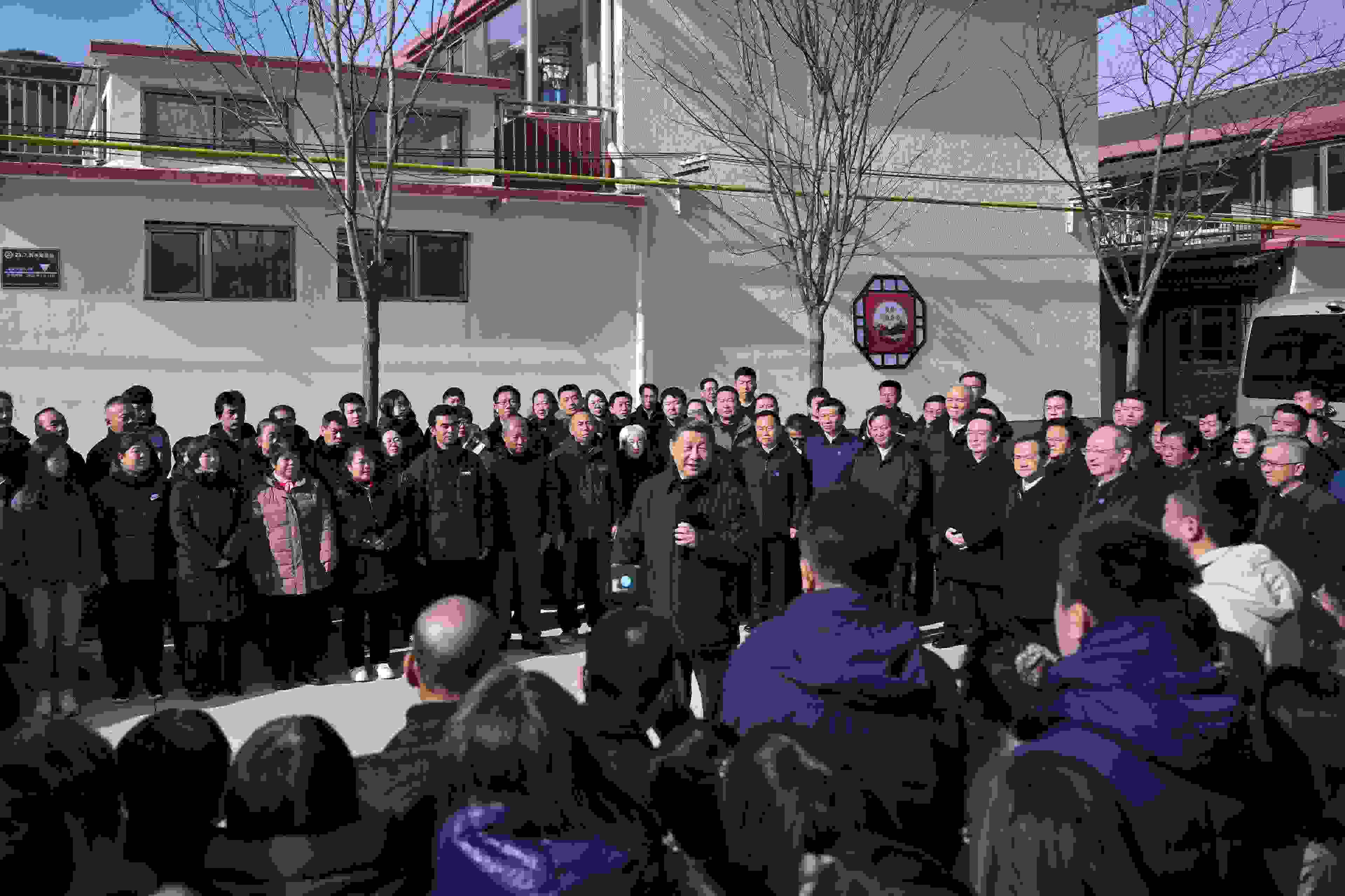 2023年11月10日，習(xí)近平總書記在北京市門頭溝區(qū)妙峰山鎮(zhèn)水峪嘴村考察時，同當(dāng)?shù)厝罕娪H切交流。