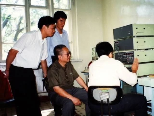 秦裕琨與團(tuán)隊(duì)在一起。哈爾濱工業(yè)大學(xué)供圖