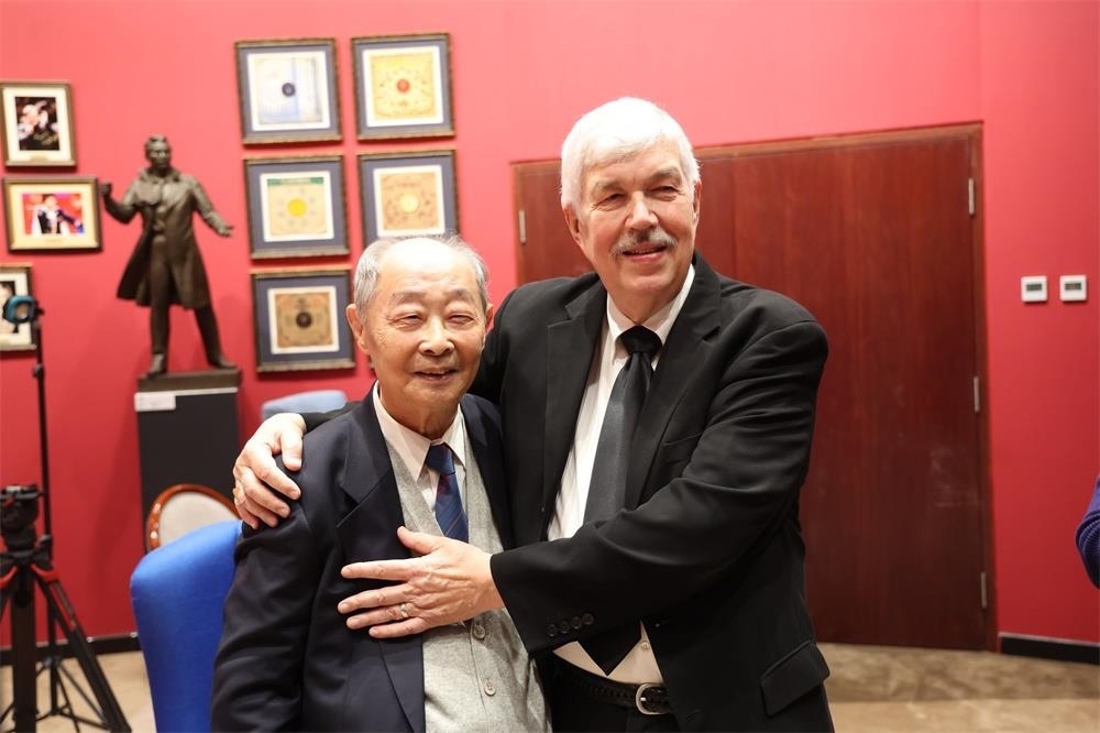 費城交響樂團小提琴演奏家戴維·布斯與原中央樂團小提琴演奏家朱信人50年后再相聚。