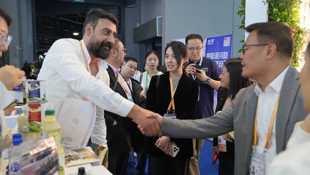 第六屆進博會上，國內(nèi)一家超市行業(yè)的客商與來自美國佐治亞州的企業(yè)展商達成初步合作意向。