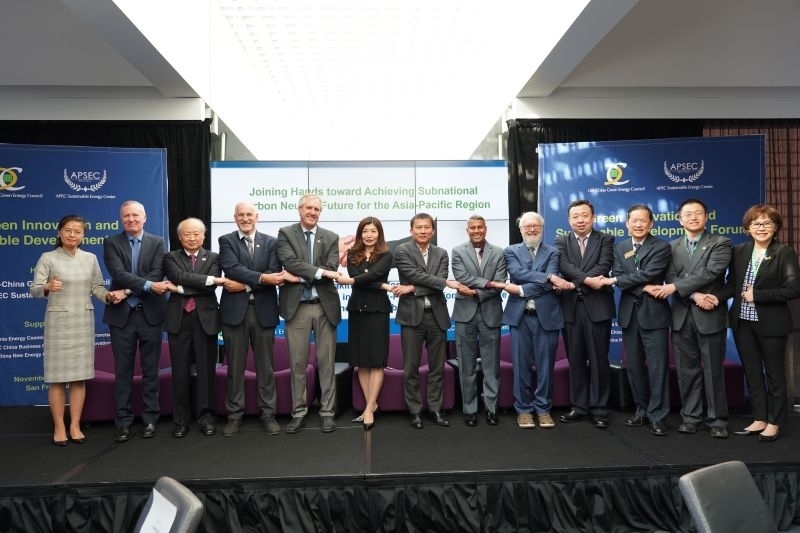當(dāng)?shù)貢r(shí)間11月13日，2023年亞太經(jīng)合組織會(huì)議期間的重要邊會(huì)“綠色創(chuàng)新與可持續(xù)發(fā)展論壇”在舊金山舉行，有關(guān)學(xué)者、政府官員和清潔能源企業(yè)代表近200人出席。圖為參加論壇的主要嘉賓合影留念?？巳R爾·希斯莫爾 攝